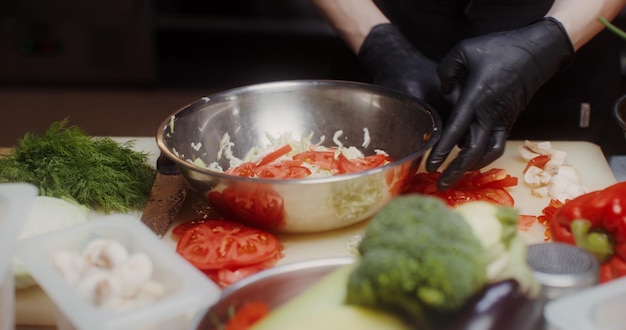 Kuchár pripravuje jedlo